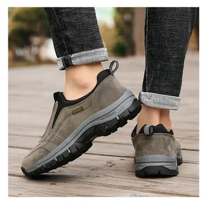 Detailansicht khakifarbener Herren-Wanderschuhe zum Reinschlüpfen auf einem Holzsteg