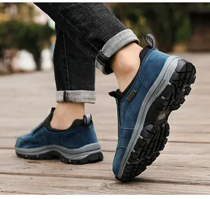Blaue Slipper-Wanderschuhe mit dicken rutschfesten Sohlen auf Holzweg.