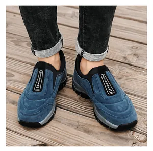 Stilvolle blaue Slipper-Outdoor-Trekkingschuhe für Herren auf einem hölzernen Deck