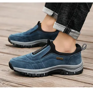 Nahaufnahme von blauen Slipper-Outdoor-Schuhen mit dicker Profilsohle auf Holzdeck