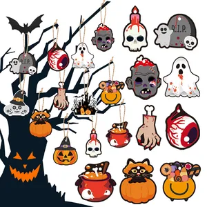 Colección de varias etiquetas colgantes de madera para Halloween con diseños espeluznantes