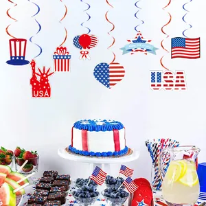 Decoraciones de espirales colgantes del 4 de julio en un entorno festivo de mesa de postres
