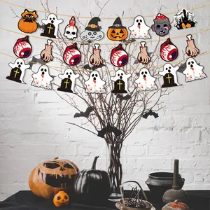Pancarta festiva de Halloween con fantasmas calabazas y decoraciones de miedo