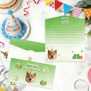 Dettaglio di biglietti d'auguri Shiba Inu con motivi di mele verdi e rotoli di torta