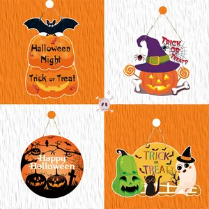 Detailansicht von vier verschiedenen Halloween-Türhängern aus Papier in verschiedenen Stilen