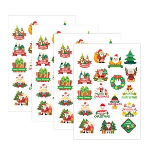Vue détaillée de divers autocollants de Noël colorés avec le Père Noël et des sapins.