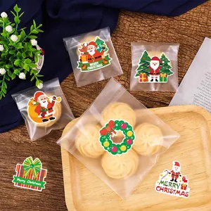 Gros plan d'autocollants de Noël festifs sur des sacs à biscuits