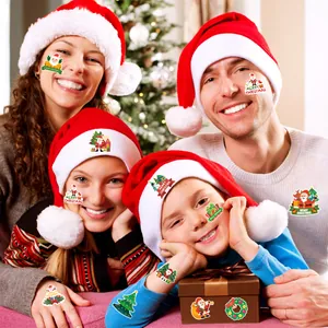 Détail d'autocollants de Noël sur la peau et une boîte cadeau dans une scène festive.