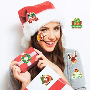 Divers autocollants de Noël festifs sur bonnet de Père Noël et boîte cadeau pour décoration.