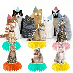 Detailansicht der Waben-Tischdekorationen für Katzen-Geburtstage mit verschiedenen Rassen.