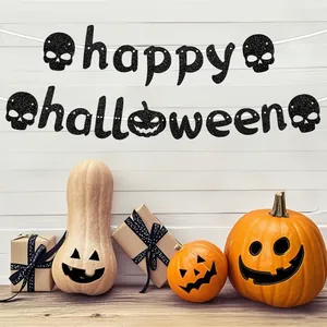 Λεπτομέρεια μαύρου γκλίτερ πανό 'Happy Halloween' με νεκροκεφαλές και κολοκύθες