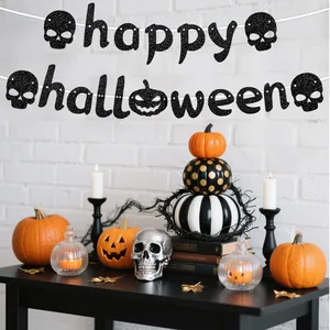 Μαύρο γκλίτερ πανό Happy Halloween πάνω από μια γιορτινή σκηνή με κολοκύθες