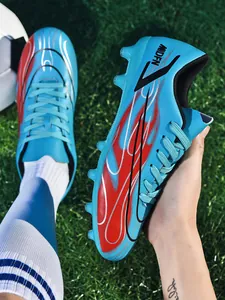 Vue détaillée du motif de flamme bleu et rouge vif sur les chaussures de football pour hommes.