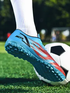 Détail rapproché de chaussures de football bleu clair avec un motif de flamme vif.