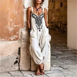 Tuta bohémien bianca senza maniche con intricato ricamo nero e scollatura a V da donna