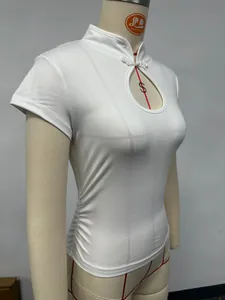 Dettaglio ravvicinato della t-shirt bianca vintage slim fit con collo alla coreana e apertura