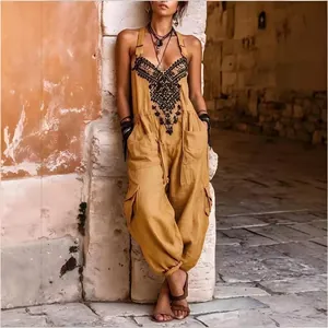 Vista dettagliata della stampa etnica boho su una tuta senza maniche giallo senape