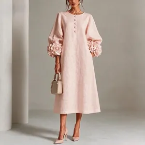 Elegantes rosa französisches Kleid mit handgefertigten 3D-Blumenmanschetten und Ärmeln