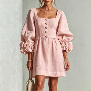 Charmantes rosa französisches Leinenkleid mit 3D-Blumenakzenten und eleganten Puffärmeln