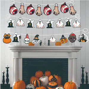 Pancartas de fiesta de Halloween con globos oculares, fantasmas y calabazas decorativas.