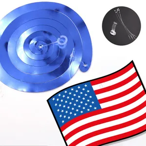 Primer plano de espiral metálica azul para la fiesta del Día de la Independencia