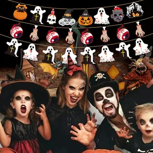 Pancarta para fiesta de Halloween con fantasmas calabazas y elementos espeluznantes