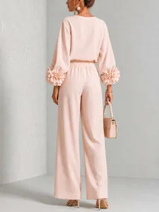 Détail arrière d'un ensemble rose avec manches lanterne à fleurs 3D et pantalon large