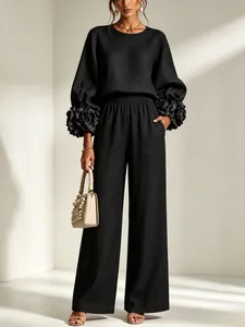 Ensemble élégant en lin noir avec manches lanterne à fleurs 3D et pantalon large fluide.