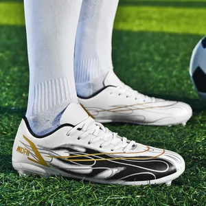 Chaussures de football blanches avec motifs de flammes noires et dorées