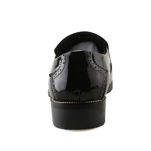 Elegante zwarte lakschoenen met klassieke brogue-details achteraanzicht ontwerp stijl