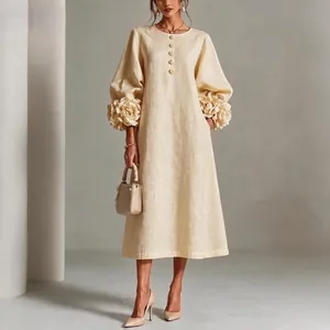 Detailansicht der französischen 3D-Blumenärmel an einem beigen Leinenkleid