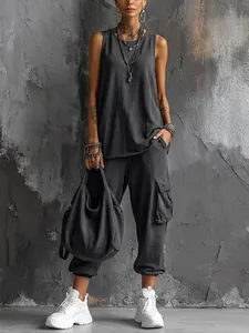 Conjunto casual de mujer con camiseta de punto gris oscuro y pantalones cargo cortos