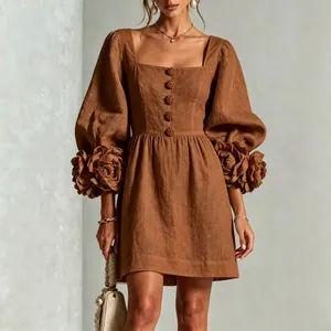 Detailansicht eines französischen Leinenkleids mit eleganten 3D-Blumenbündchen und Ärmeln