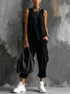 Conjunto casual de camiseta de punto negra y pantalones cargo capri a juego