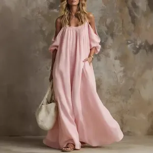 Vista completa di un elegante abito lungo rosa con spalle scoperte in cotone e lino