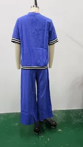 Vista trasera de un cómodo conjunto informal de dos piezas de lino azul para mujer raya.