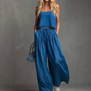 Dettaglio di un completo blu a due pezzi in cotone e lino con top a canotta e pantaloni larghi