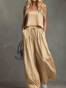 Vista ravvicinata di un completo beige a due pezzi in cotone e lino con pantaloni larghi