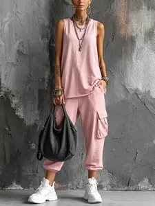 Vista de cuerpo completo de un top de punto rosa con pantalones cargo cortos chic