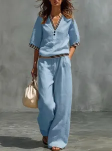 Vista completa de una modelo con un conjunto de lino azul claro con cuello en V y pantalón ancho