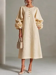 Elegantes cremefarbenes Baumwoll-Leinen-Kleid im französischen Stil mit 3D-Blumen