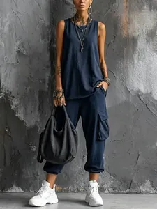 Detalle de un conjunto de top de punto sin mangas y pantalones cargo azul oscuro mujer