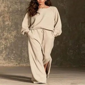 Κομψό σετ δύο τεμαχίων με oversized φούτερ και μάξι φούστα με πλαϊνό σκίσιμο μπεζ