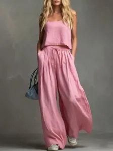 Set due pezzi in lino rosa con top corto e pantaloni larghi e fluidi per l'estate