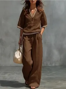 Elegante conjunto de dos piezas de lino marrón con top con cuello en V y pantalón ancho