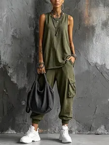 Foto de estilo de vida de conjunto casual de top de punto y pantalones cargo