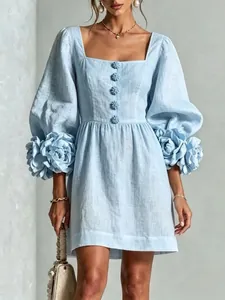 Hellblaues Leinenkleid im französischen Stil mit 3D-Blumen-Laternenärmeln und Ausschnitt.