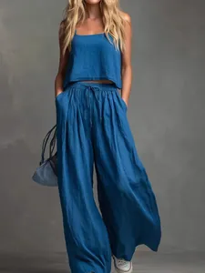 Elegante completo due pezzi in cotone e lino blu con canotta e pantaloni a gamba larga.