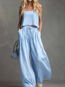 Completo azzurro con top a spalline sottili e pantaloni larghi in stile lino estivo