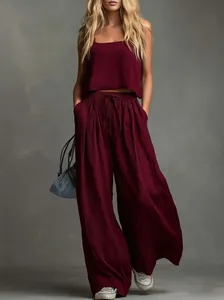 Set due pezzi in cotone e lino bordeaux con canotta e pantaloni a gamba larga.